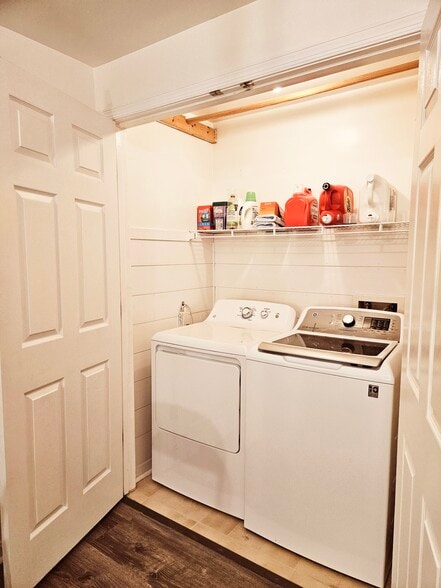 Laundry - 12024 Country Mill Dr