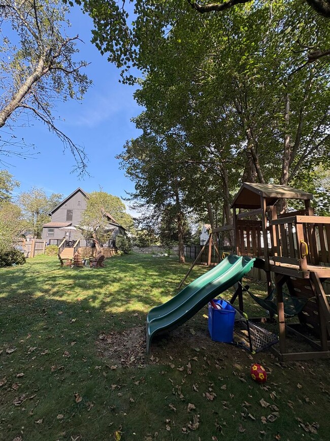Building Photo - Cozy 3-Bedroom 1.5 -Bathroom Home with Fen...