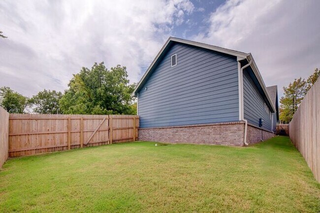 Building Photo - Unique 4/2/2 Near Downtown Tulsa!