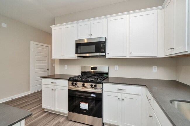 Building Photo - Gorgeous 3BR Home – Fresh Renovation with Appliances Included!