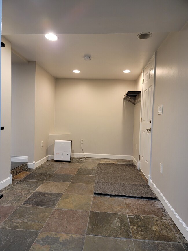 Entry way - 310 Lewis St S
