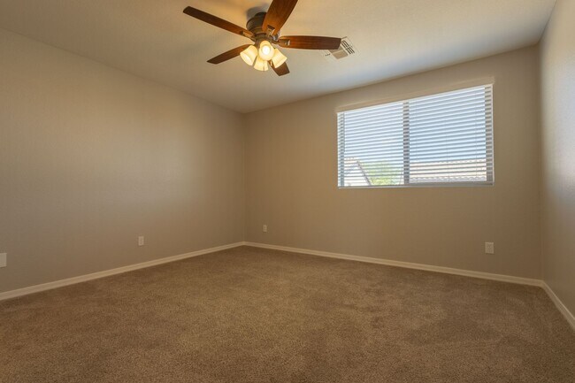 Building Photo - 3 Bedroom 2.5 Bathroom