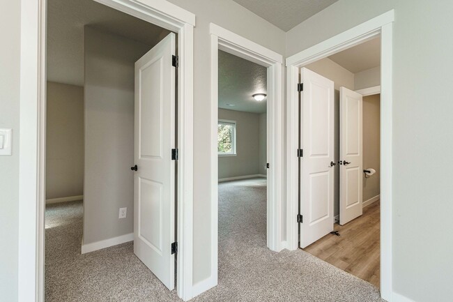 Building Photo - Spacious 4BR Modern Retreat and Luxury Liv...