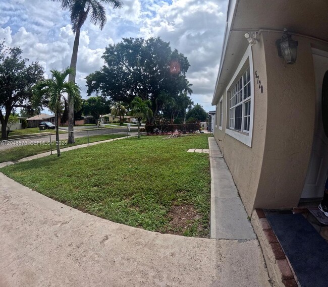 Building Photo - 5720 SW 38th Ct