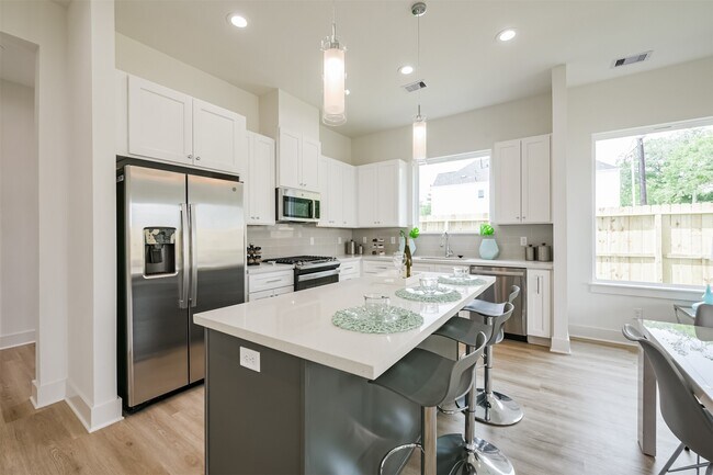 Building Photo - 5630 Balbo St