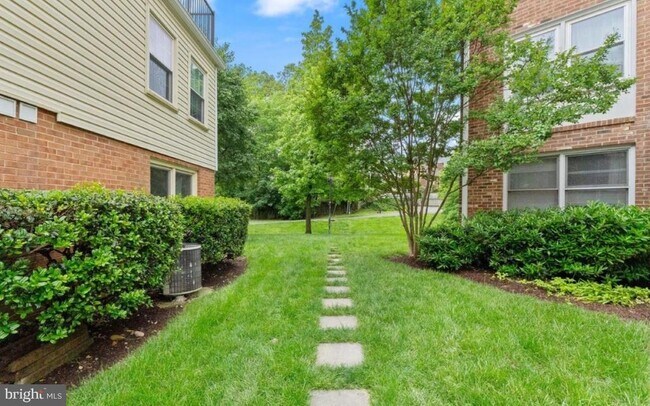 Building Photo - 122 N Bedford St