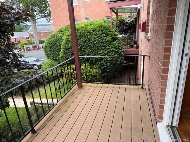 Building Photo - 27 Bon Aire Cir