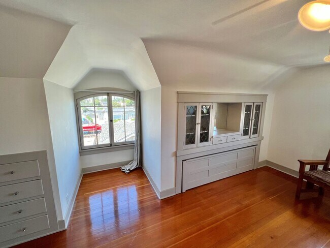 Building Photo - Historic Bluff Park 1BD Retreat | Top Floor Vintage Gem