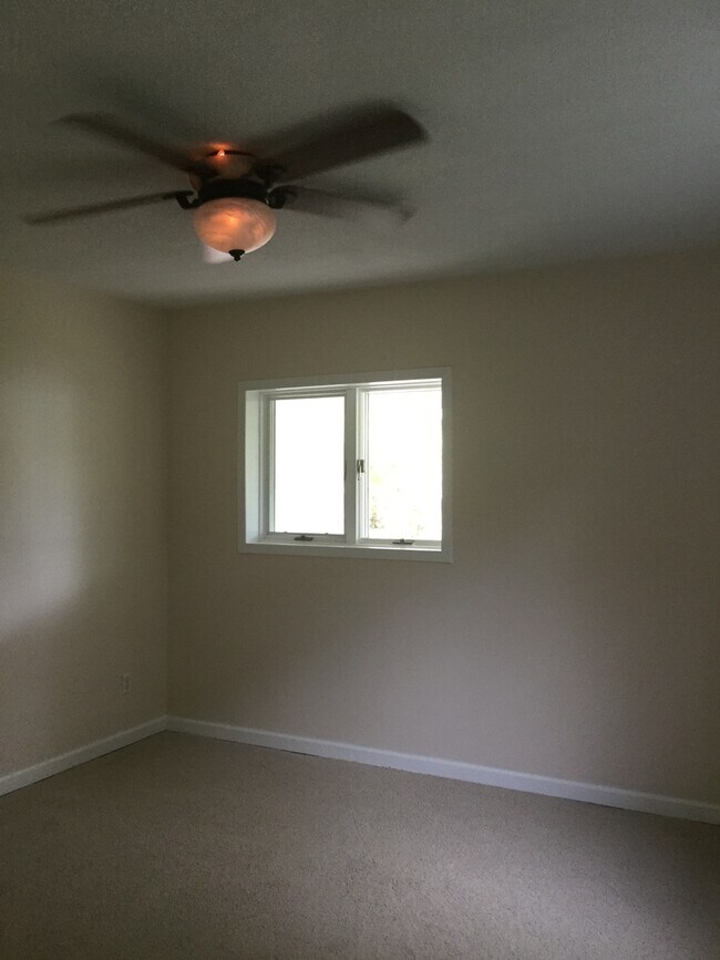 Building Photo - Country House on 1 Acre