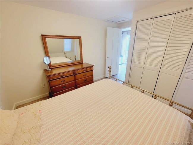 Building Photo - 4 -8 E Lake Rd