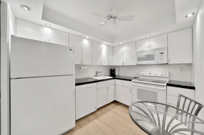 Building Photo - 3215 S Ocean Blvd