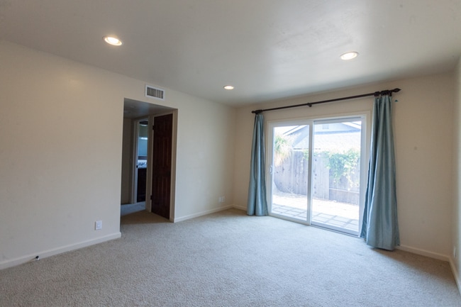 Building Photo - 250 Daytona Dr