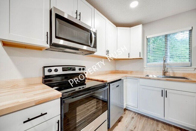 Building Photo - 2323 Green Forest Dr
