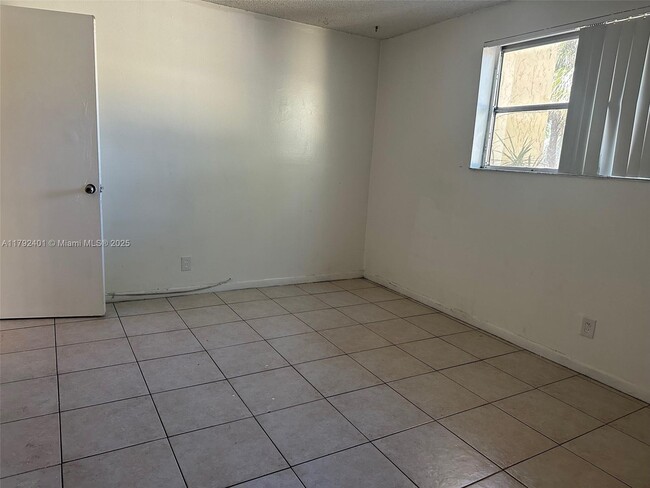 Building Photo - 850 E Commercial Blvd