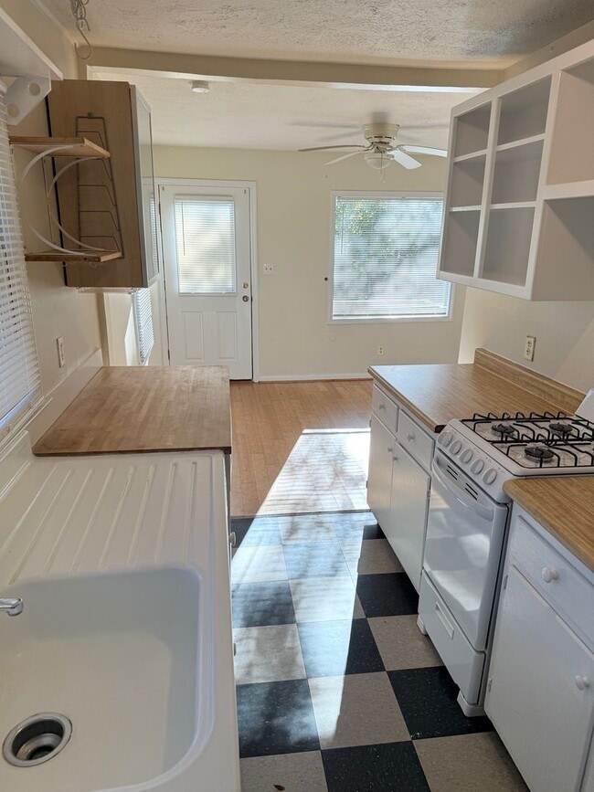 Building Photo - Normaltown Two Bedroom Cottage