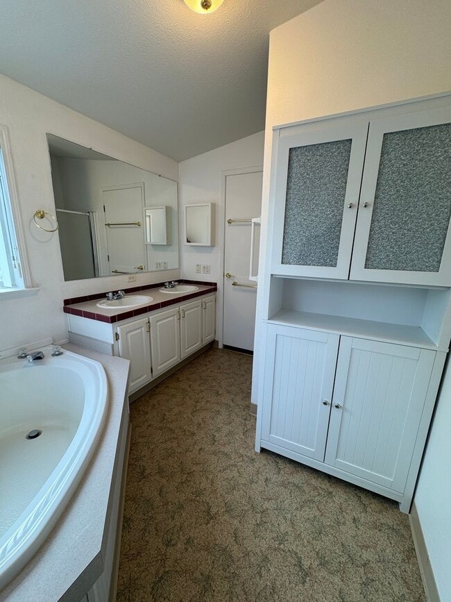 Building Photo - 3 bed 2 bath w/ AC - Water/Sewer included ...