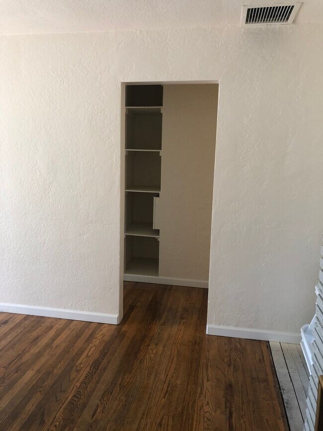 Building Photo - Comfortable 3 bedroom 1 bath