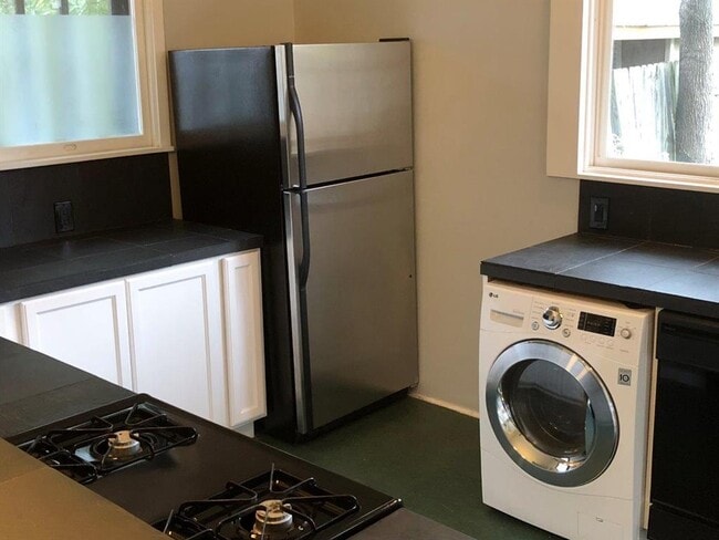 Building Photo - 2107 Newton St