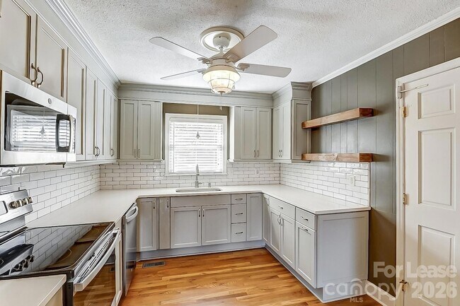 Building Photo - 10 Spruce Pine Dr