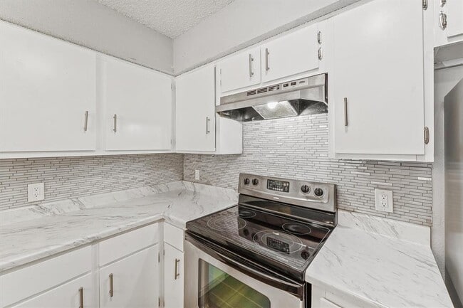 Building Photo - 6261 Ludington Dr