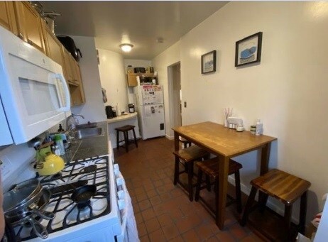 Building Photo - 448 Park Dr