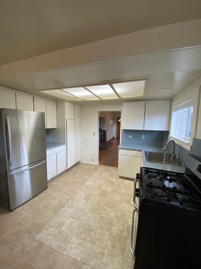 Building Photo - 716 NE Quimby Ave