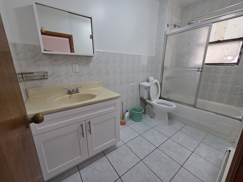 Large Bathroom - 809 Astoria Blvd