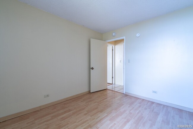 Building Photo - $2500 / Salt Lake - 2 Bed/ 2 Bath a peekab...