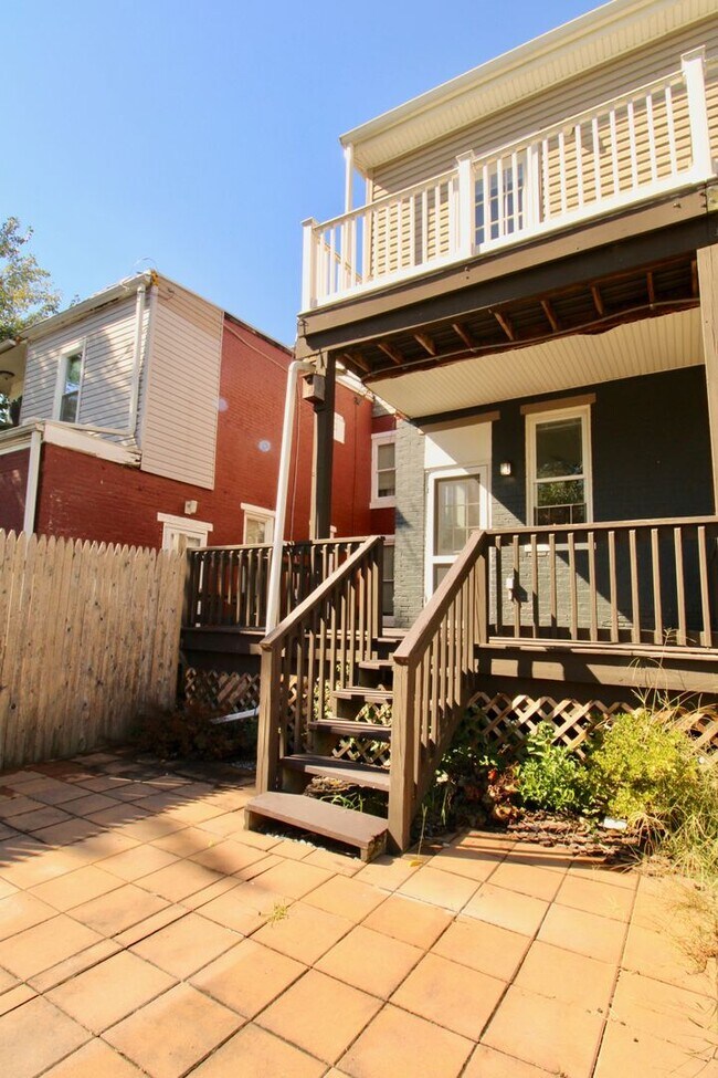 Building Photo - 437 Harris St