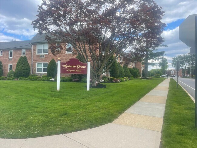 Primary Photo - 130 S Park Ave