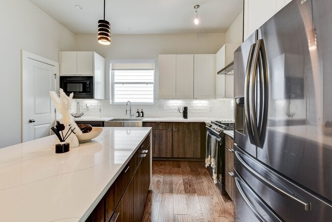 Building Photo - 5857 Dolores St