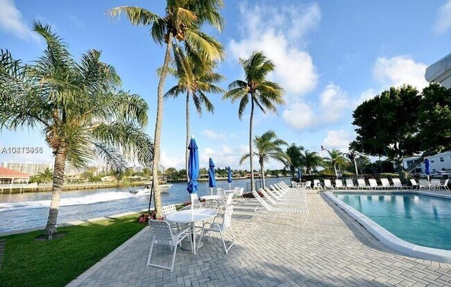 Building Photo - 6521 Bay Club Dr