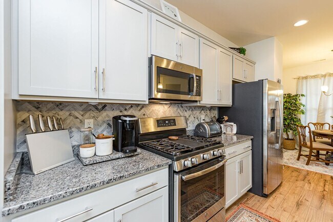 Building Photo - Gorgeous and Modern Home Available