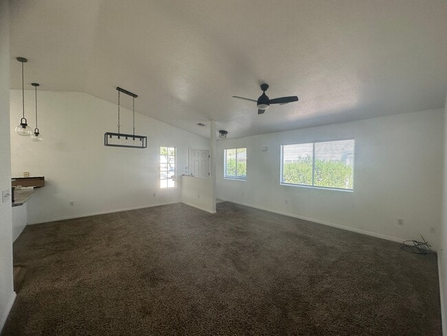Building Photo - Great 3 bedroom, 2 bathroom home in Hurricane!!