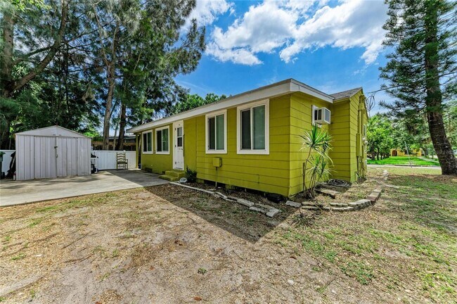 Building Photo - Cozy and stylish duplex in Bradenton, your home away from home! Pet friendly