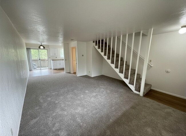 Building Photo - Charming Townhouse (2 Bed / 1.5 Bath)