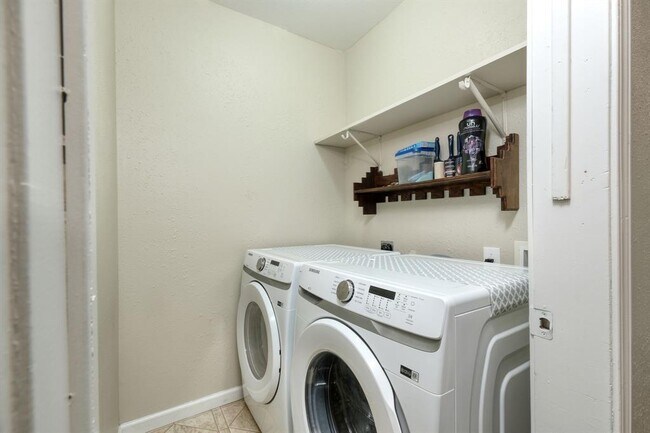 Building Photo - 1170 County Rd B