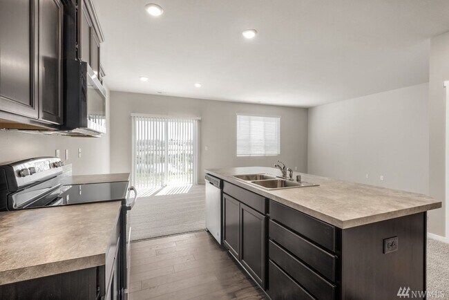 Building Photo - Listed For Rent