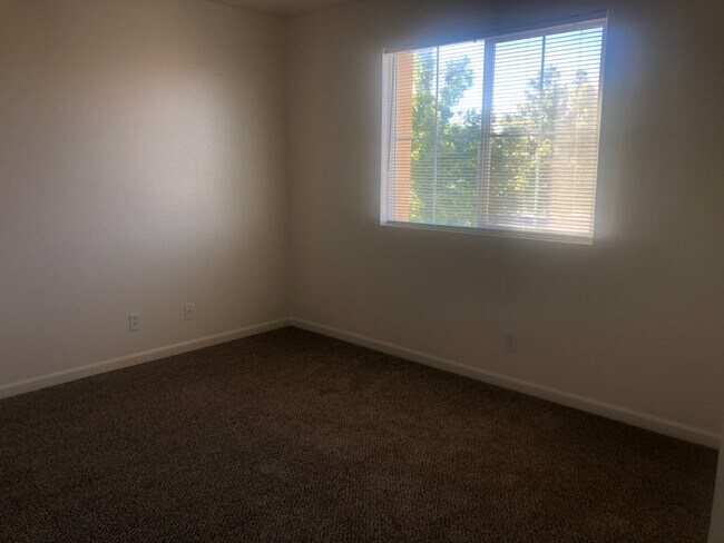 Building Photo - REDUCED!!REDUCED!!  Huge 5 Bedroom 3 Bath ...