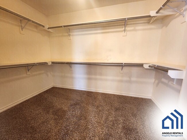 Building Photo - SPACIOUS 3 bedroom 2 bath home with fireplace AVAILABLE NOW!