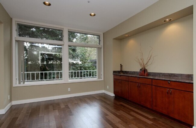 Building Photo - 2bd/2ba Bellevue Condo