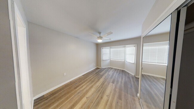 Building Photo - 4BD/2BA with Parking!