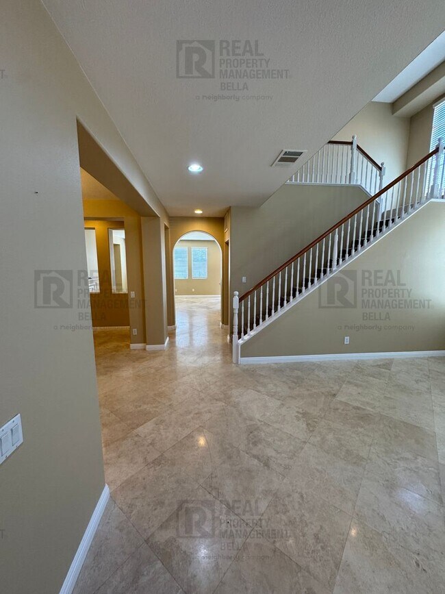 Building Photo - Ideal Layout! 4 Bedroom Home with Main Floor Bed/Bath & Open Loft