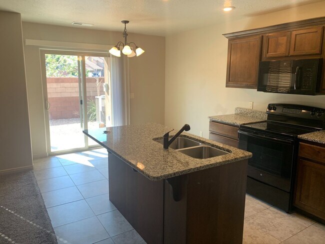 Building Photo - Great Fossil Hills Townhouse!