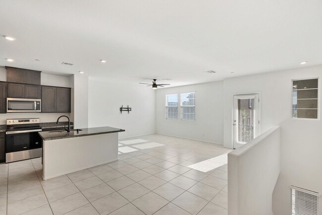 Building Photo - LIKE NEW 3 BEDROOM TOWNHOME