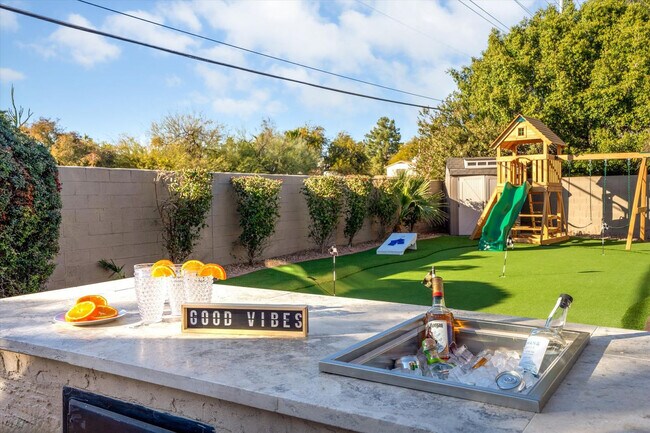 Building Photo - 5604 E Beverly Ln