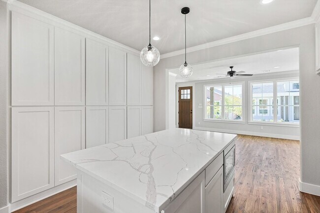 Building Photo - 514 Woodside Trl