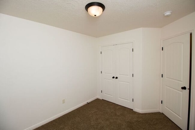 Building Photo - 3 bed, 2.5 bath town house