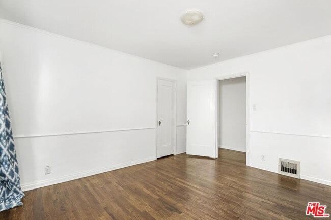 Building Photo - 10516 Ayres Ave