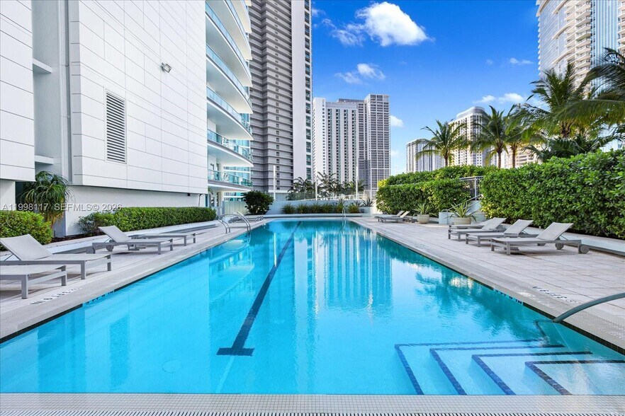 Building Photo - 900 Biscayne Blvd